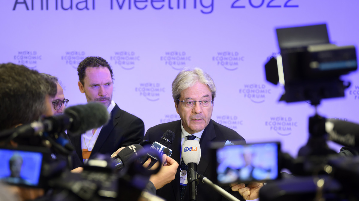 Paolo Gentiloni, az Európai Bizottság gazdaságért felelős tagja nyilatkozik a sajtónak az 51. Világgazdasági Fórumon a svájci Davosban 2022. május 25-én.