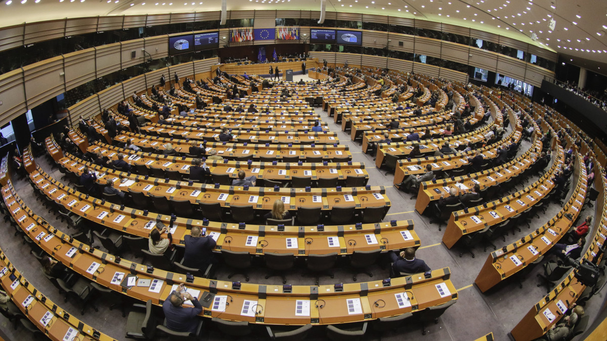 Az Európai Parlament brüsszeli ülésterme, ahol felszólal Filippo Grandi, az ENSZ menekültügyi főbiztosa a plenáris ülésen 2021. november 10-én.