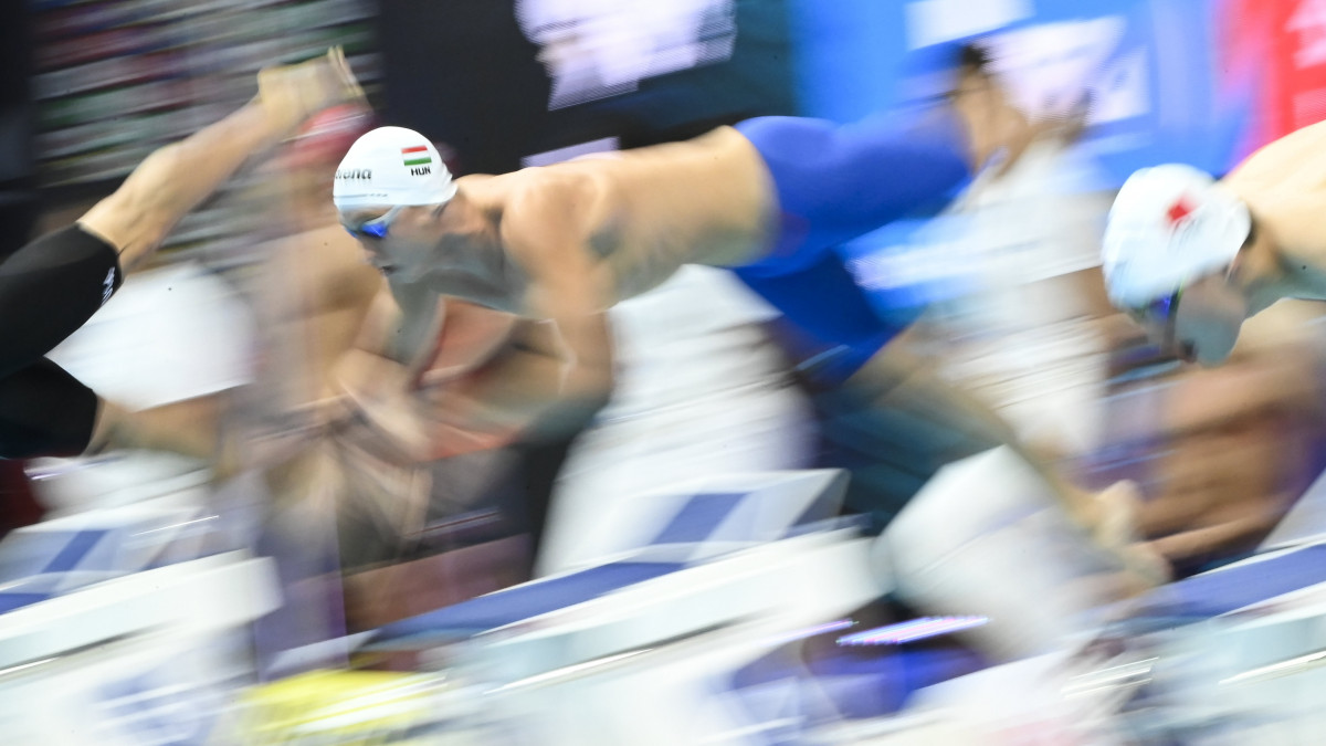 Márton Richárd, a későbbi ötödik helyezett magyar váltó tagja a férfi 4x200 méteres gyorsváltó döntőjében a vizes világbajnokságon a Duna Arénában 2022. június 23-án.