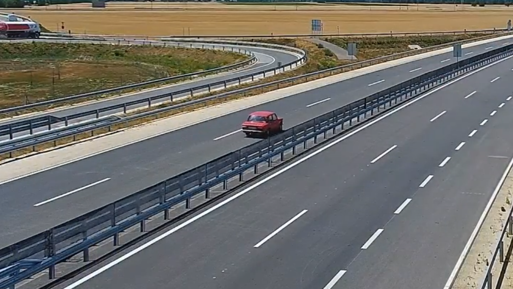 Az utolsó pillanatban rántotta el a kormányt az autópályán szembe jövő autó elől - videó