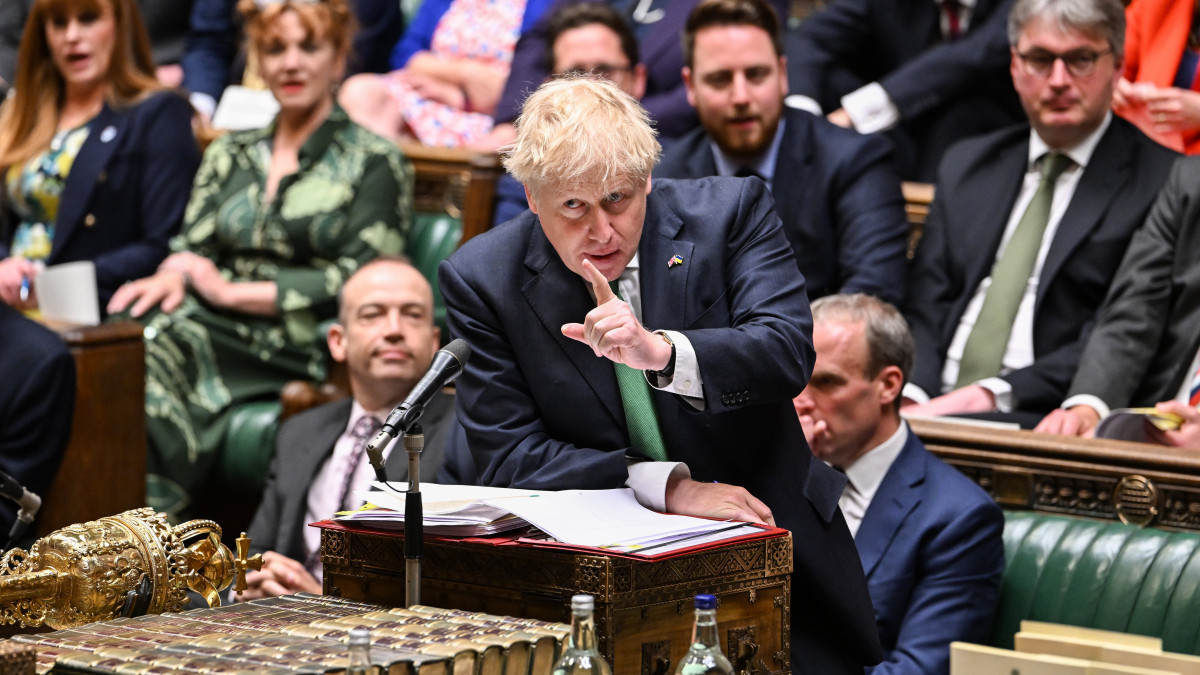 A brit parlament által közreadott kép Boris Johnson brit miniszterelnökről (k) a képviselői kérdések és azonnali miniszterelnöki válaszok szokásos alsóházi órájában Londonban 2022. június 8-án.