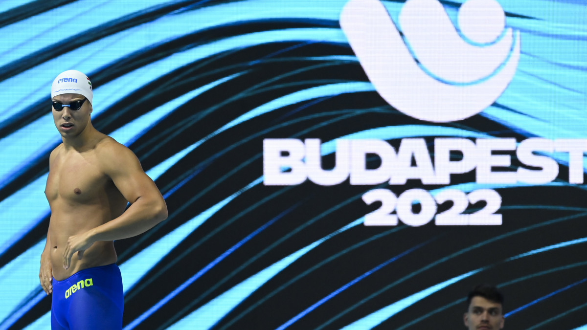 Szabó Szebasztián a férfi 100 méteres gyorsúszás előfutama előtt a vizes világbajnokságon a Duna Arénában 2022. június 21-én.