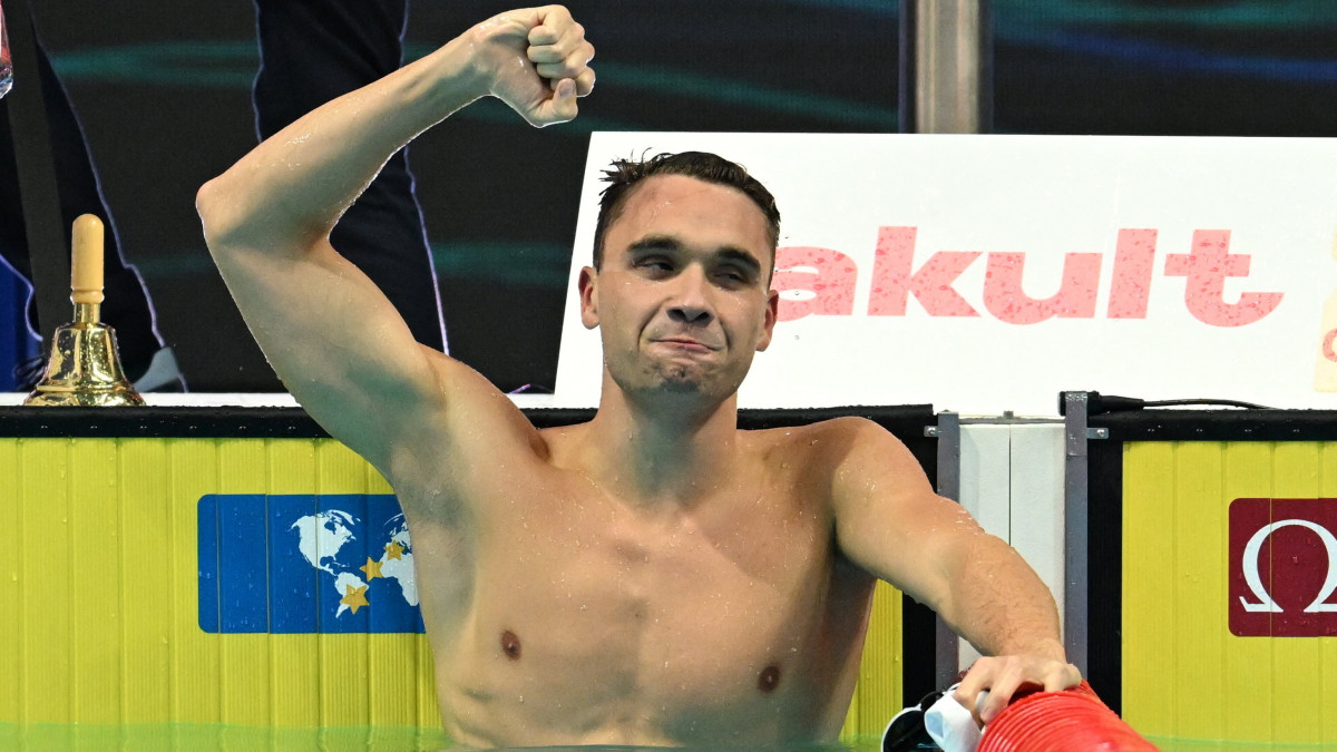 A győztes Milák Kristóf a férfi 100 méteres pillangóúszás döntője után a vizes világbajnokságon a Duna Arénában 2022. június 24-én.