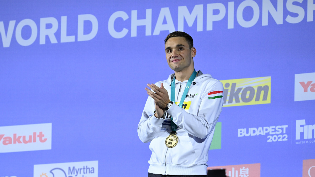 Az aranyérmes Milák Kristóf a férfi 100 méteres pillangóúszás eredményhirdetésén a vizes világbajnokságon a Duna Arénában 2022. június 24-én.