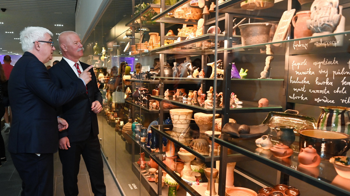 Kemecsi Lajos, a Néprajzi Múzeum főigazgatója (b) és Csák János kulturális és innovációs miniszter (b2) a múzeumok éjszakája országos megnyitóján a Néprajzi Múzeum Kerámiaterében 2022. június 25-én.