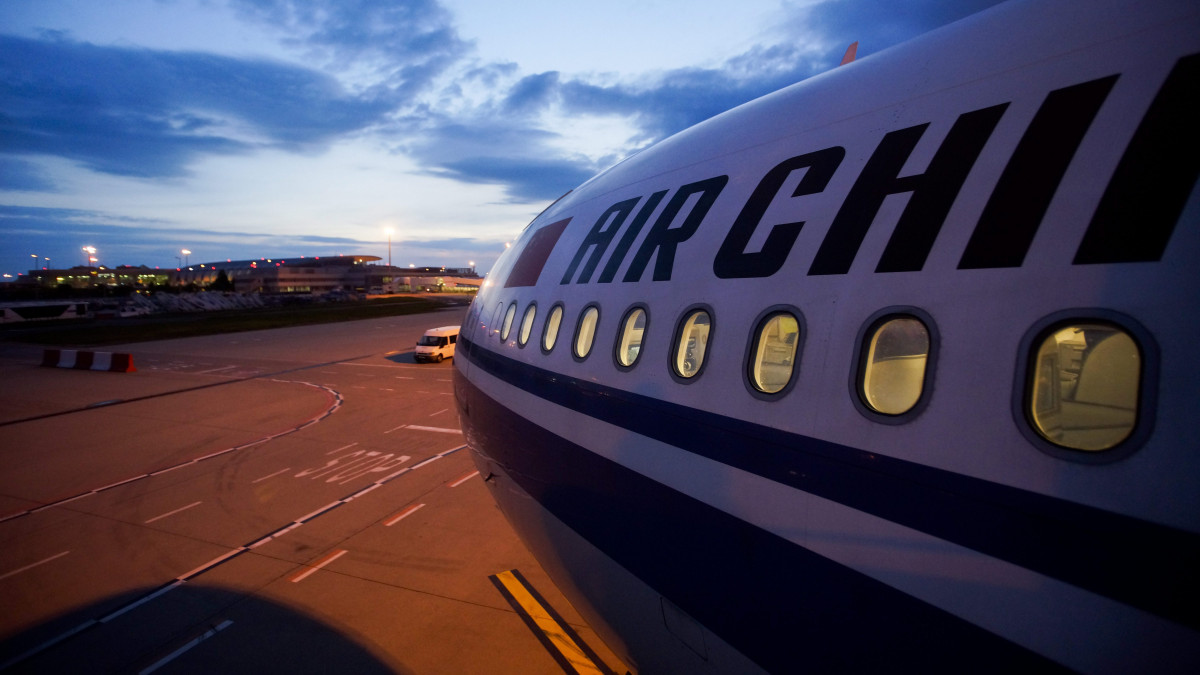 Az Air China első budapesti járata a Budapest Liszt Ferenc Nemzetközi Repülőtéren 2015. május 1-jén. A kínai nemzeti légitársaság Airbus A 330-200 típusú gépei heti négy alkalommal indulnak Pekingből, és útban Budapestre megállnak Fehéroroszország fővárosában, Minszkben.