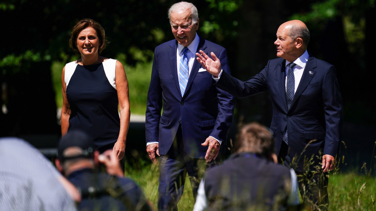 Olaf Scholz német kancellár (j) és felesége, Britta Ernst, Joe Biden amerikai elnök társaságában érkezik a Garmisch-Partenkirchen közelében lévő Elmau-kastélyba a világ hét iparilag legfejlettebb államát tömörítő G7-csoport kétnapos csúcstalálkozójának első napján, 2022. június 26-án.