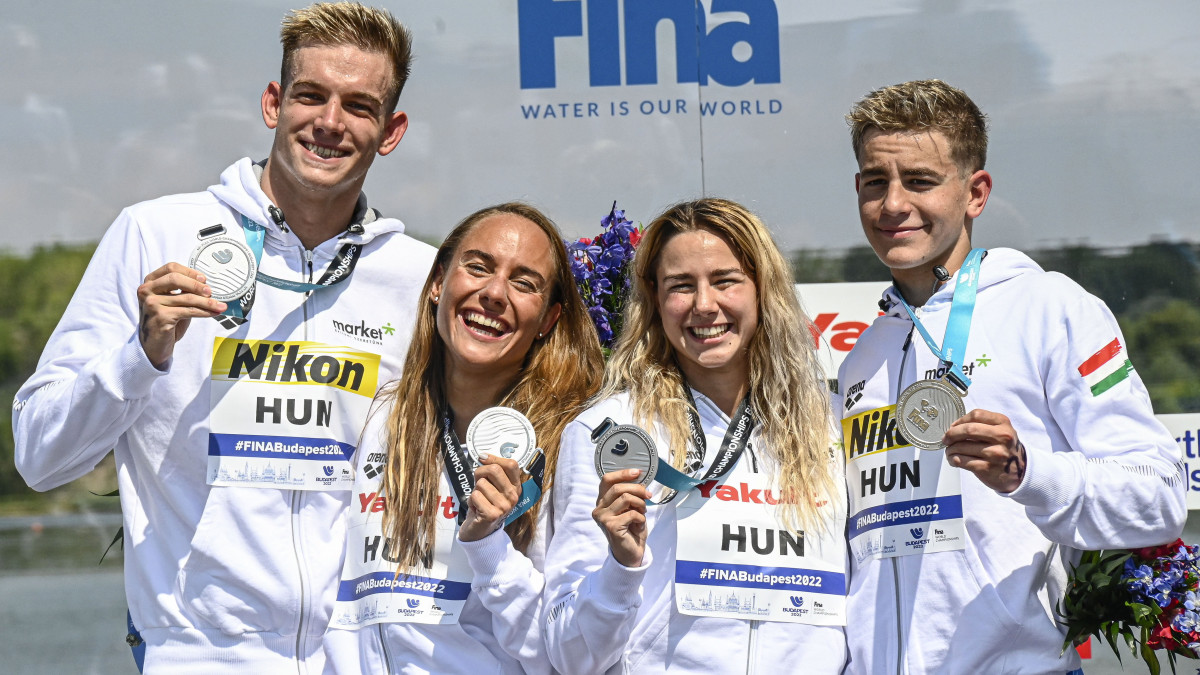 Rasovszky Kristóf,  Olasz Anna, Rohács Réka és Betlehem Dávid (b-j), a második helyezett magyar válogatott tagjai a nyíltvízi úszók csapatversenyének eredményhirdetésén a budakalászi Lupa-tónál 2022. június 26-án.