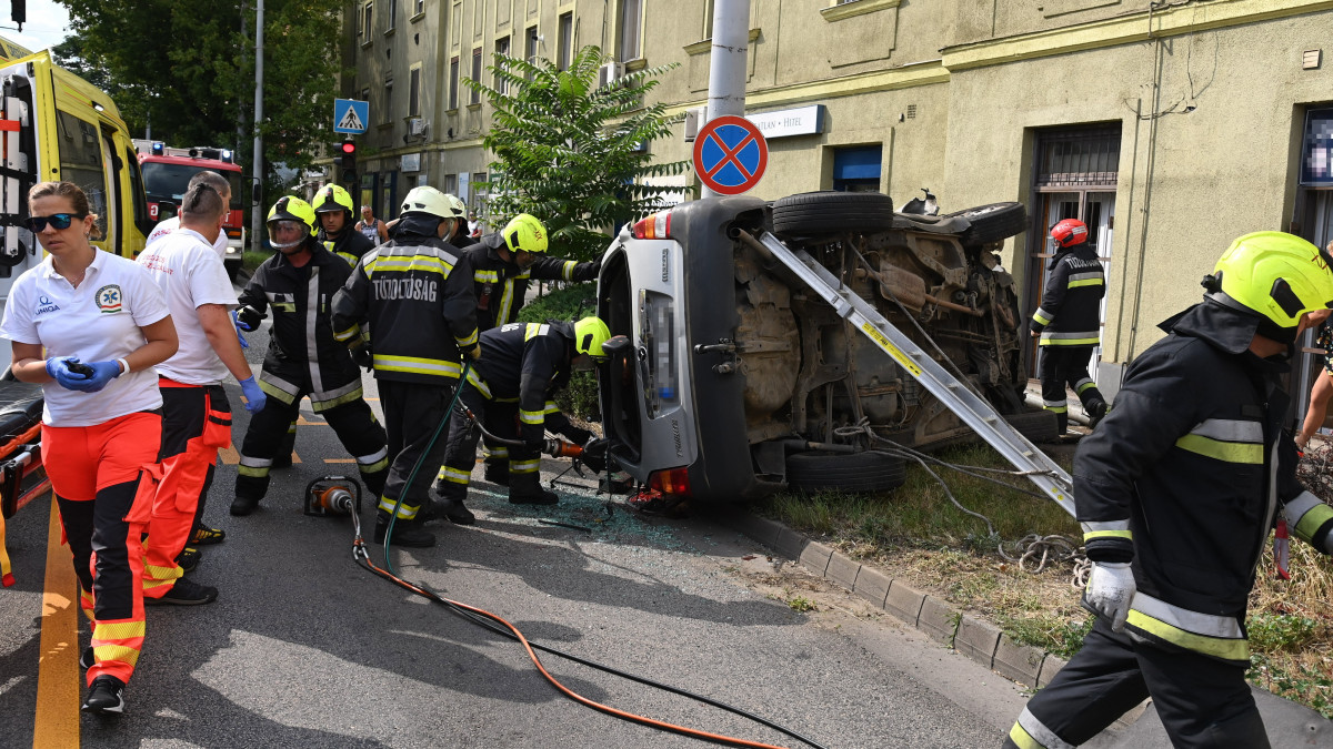 Fotók a budapesti súlyos balesetről