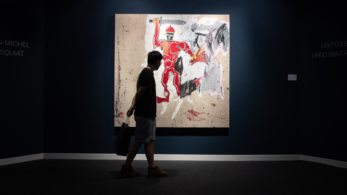 Jean-Michel Basquiat amerikai művész Untitled (Red Warrior) képe a Sothebys aukciós ház hongkongi kiállítótermében 2021. október 7-én. Az alkotás becslések szerint 19,3 millió dolláros (kb. 6 milliárd forintos) árat is elérhet a 2022. januári New York-i árverésen.