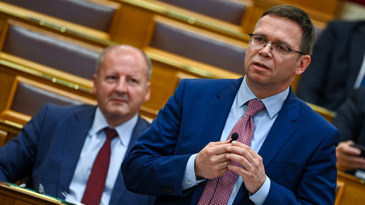 Fürjes Balázs, a Miniszterelnökség parlamenti államtitkára napirend előtti felszólalásra válaszol az Országgyűlés plenáris ülésén 2022. június 13-án.