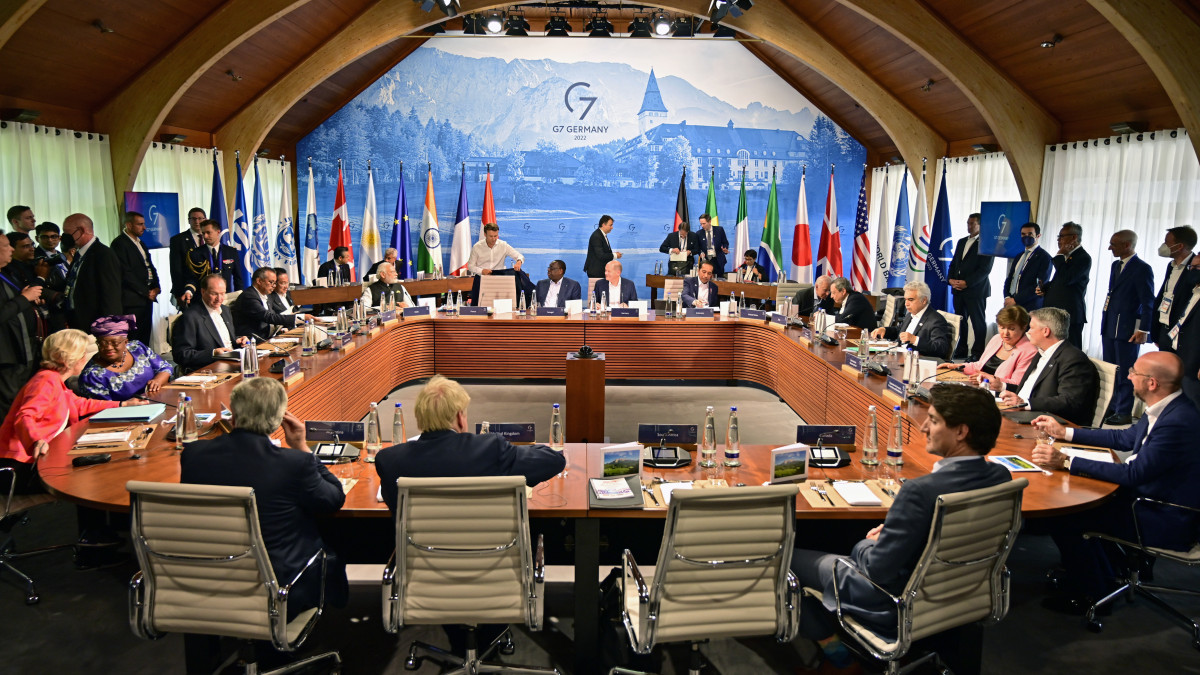 Résztvevők a világ hét legfejlettebb ipari országát tömörítő G7-csoport csúcstalálkozójának résztvevői a Garmisch-Partenkirchen közelében levő Elmau-kastélyban 2022. június 27-én.