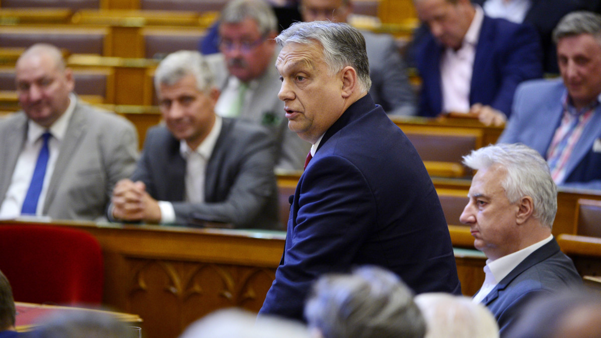 Orbán Viktor miniszterelnök azonnali kérdésre válaszol az Országgyűlés rendkívüli plenáris ülésén 2022. június 27-én. Mellette Semjén Zsolt nemzetpolitikáért, egyházügyekért és nemzetiségekért felelős miniszterelnök-helyettes (j).