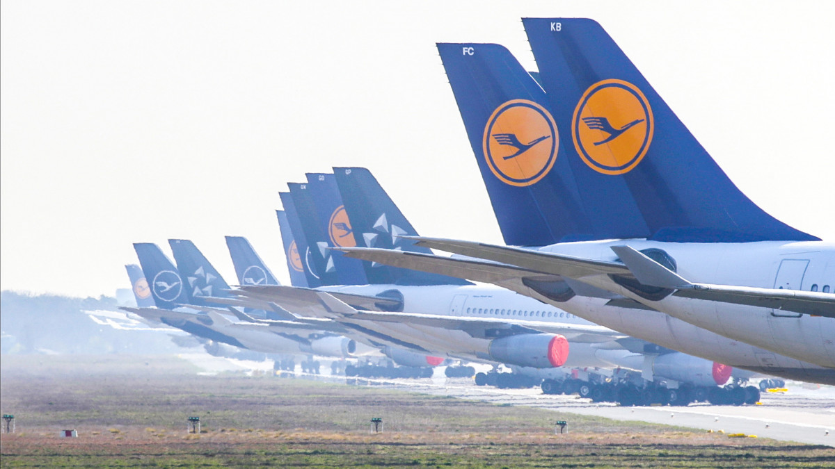 A Lufthansa német légitársaság koronavírus-járvány miatt munka nélkül maradt gépei vesztegelnek a frankfurti repülőtéren 2020. április 8-án.