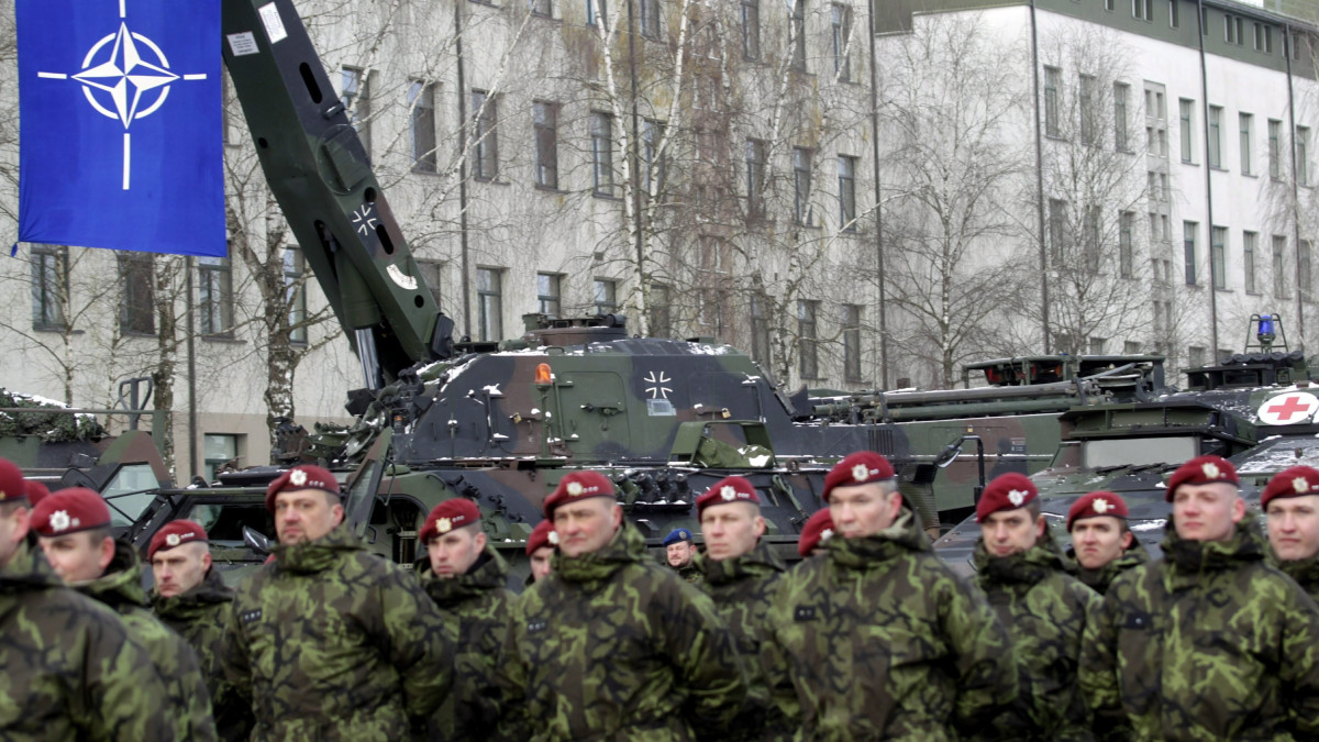 Rukla, 2017. február 7.Német katonák a NATO keleti szárnyának megerősítésére újonnan létrehozott zászlóalj fogadási ünnepségén a közép-litvániai Rukla támaszpontján 2017. február 7-én. Az észak-atlanti szövetség az orosz-ukrán konfliktus kiújulása miatt vezényelt csapatokat a Balti államokba. (MTI/EPA/Valda Kalnina)