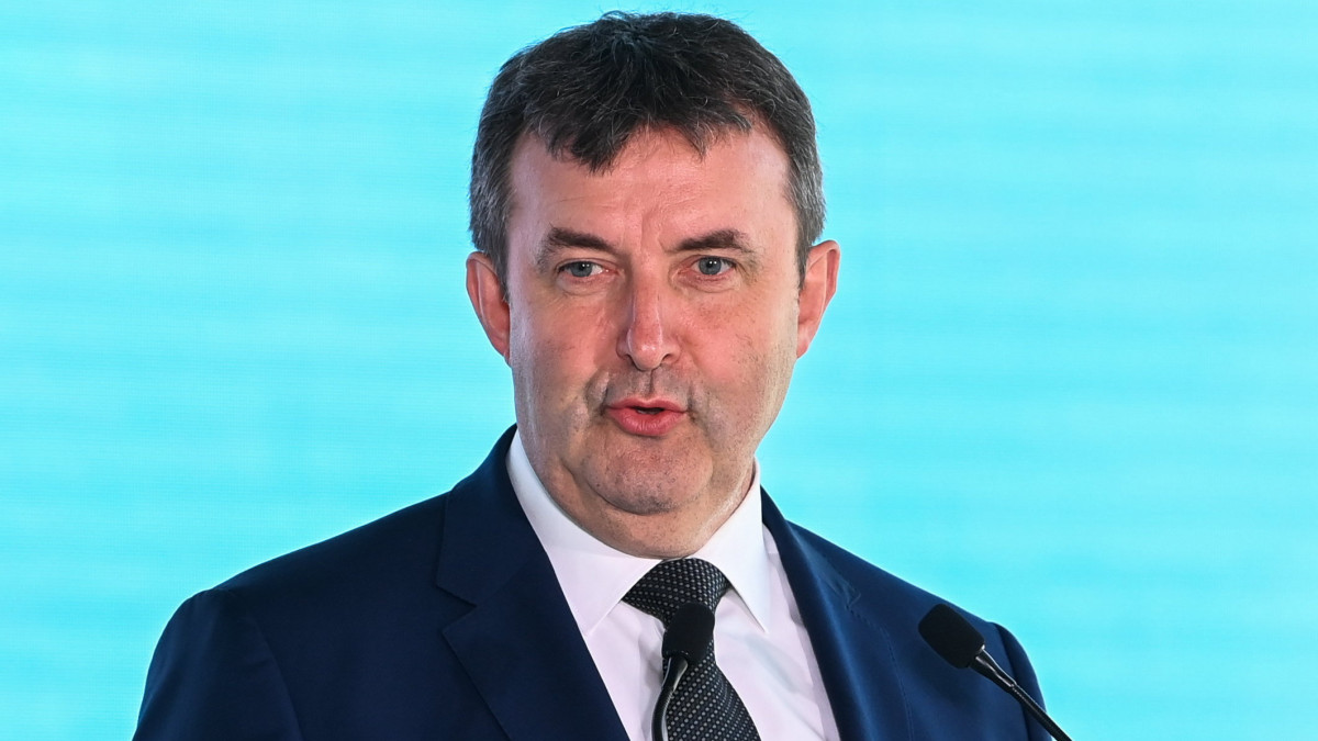 Palkovics László technológiai és ipari miniszter előadást tart a Huawei Technologies Hungary konferenciáján a Néprajzi Múzeumban 2022. június 14-én.