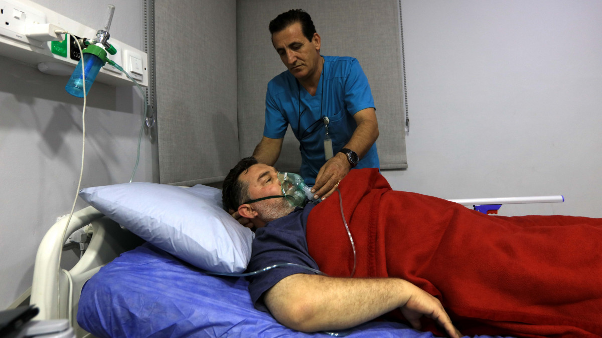 Sérültet ápolnak egy akabai kórházban 2022. június 28-án, miután az előző nap egy daru leejtett egy tartályt, amelyből mérgező klórgáz ömlött ki a jordániai város kikötőjében. Legalább 12 ember életét vesztette és 250 megsérült.