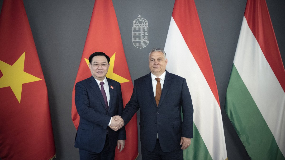 A Miniszterelnöki Sajtóiroda által közreadott képen Orbán Viktor kormányfő (j) fogadja Vuong Dinh Huét, a vietnami nemzetgyűlés elnökét a Karmelita kolostorban 2022. június 28-án.