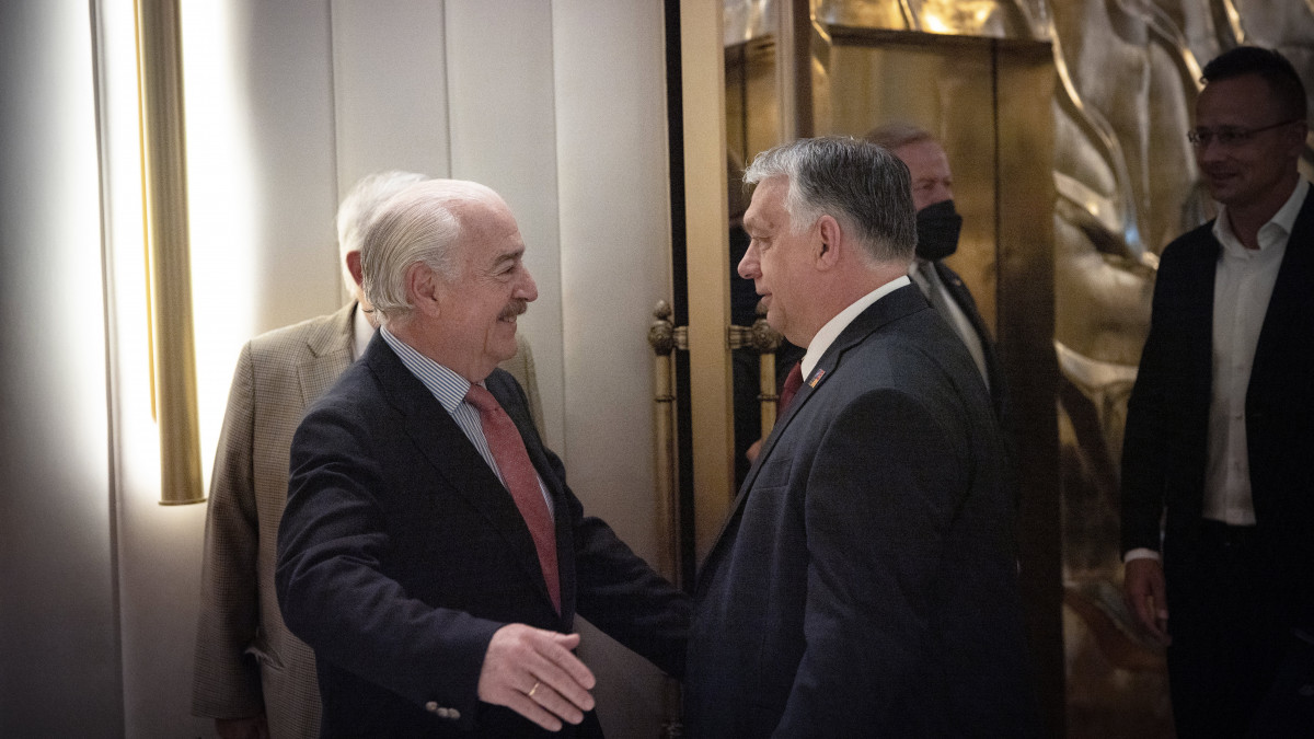 A Miniszterelnöki Sajtóiroda által közreadott képen Orbán Viktor miniszterelnök (j3) és Andres Pastrana, a világ kereszténydemokrata, konzervatív pártjait tömörítő CDI elnöke (b2) a NATO-csúcstalálkozó hivatalos kezdete előtt folytatott tárgyalásukon Madridban 2022. június 29-én. A megbeszélésen, melyen részt vett Szijjártó Péter külgazdasági és külügyminiszter (j) is, egyetértettek abban, hogy az ukrajnai háború továbbterjedését meg kell akadályozni, az ukrán embereket támogatni kell, a menekülteket pedig be kell fogadni.