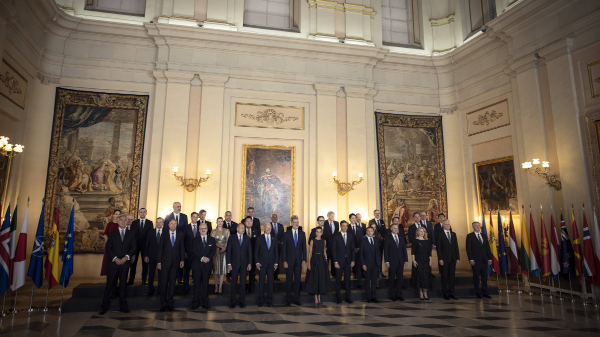 A Miniszterelnöki Sajtóiroda által közreadott képen Orbán Viktor miniszterelnök (b3, hátul) VI. Fülöp spanyol király (elöl, b6) az állam- és kormányfők részére adott gálavacsoráján a madridi Királyi Palotában 2022. június 28-án. Másnap kezdődik a NATO állam- és kormányfők kétnapos csúcstalálkozója. 