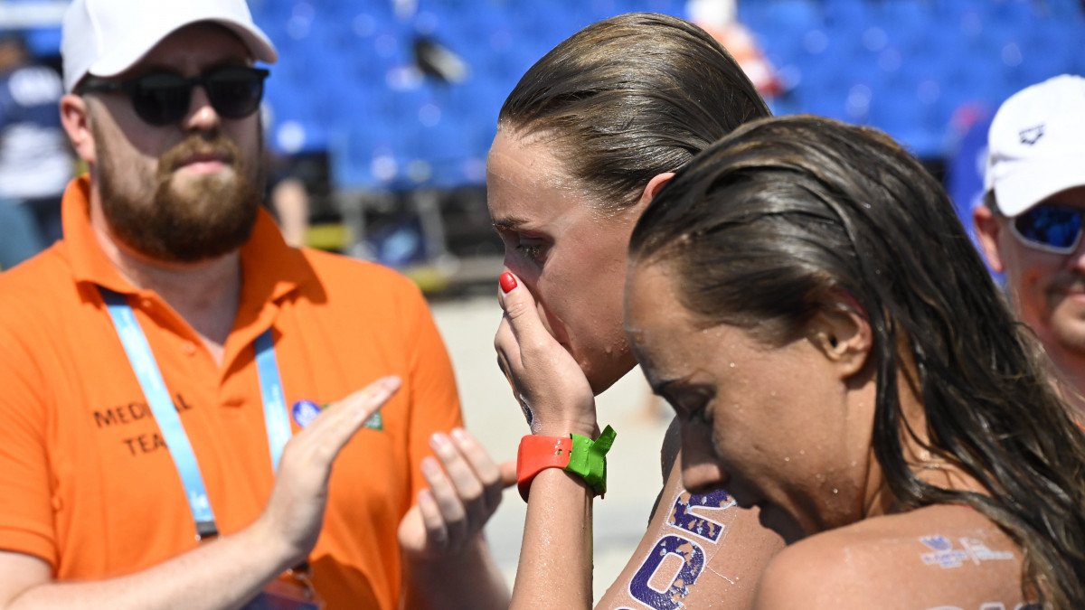 Balogh Vivien (k) és a hatodik helyezett Olasz Anna (j) a célba érkezés után a női nyíltvízi úszók 10 kilométeres versenyén a vizes világbajnokságon a budakalászi Lupa-tónál 2022. június 29-én.