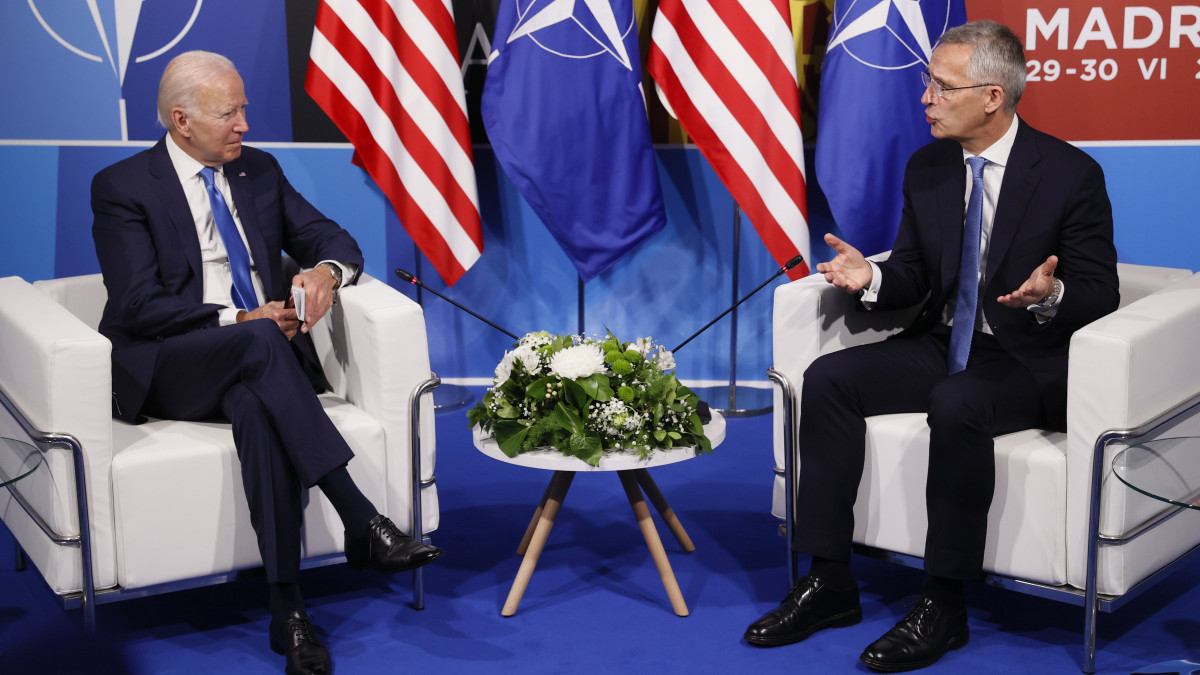 Jens Stoltenberg NATO-főtitkár (j) és Joe Biden amerikai elnök a NATO madridi csúcstalálkozójának első napi ülése előtti kétoldalú megbeszélésen az Ifema kongresszusi és kiállítási központban 2022. június 29-én.
