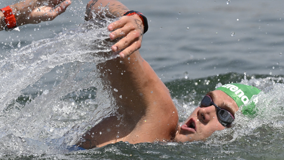 Rasovszky Kristóf a férfi nyíltvízi úszók 10 kilométeres versenyén a vizes világbajnokságon a budakalászi Lupa-tavon 2022. június 29-én.