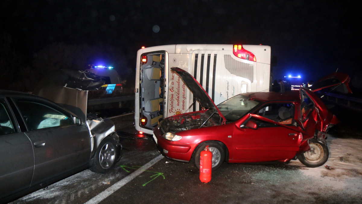 Összetört járművek 2016. december 18-án kora hajnalban az M3-as autópályán a Miskolc felé vezető oldalon, a Mezőkeresztes és Mezőkövesd közötti részen, ahol az elsődleges adatok szerint hárman meghaltak és huszonnyolcan megsérültek egy buszbalesetben. A már felborult járműnek több autó is nekirohant, tízen súlyosan, tizenöten pedig könnyebben sérültek meg.