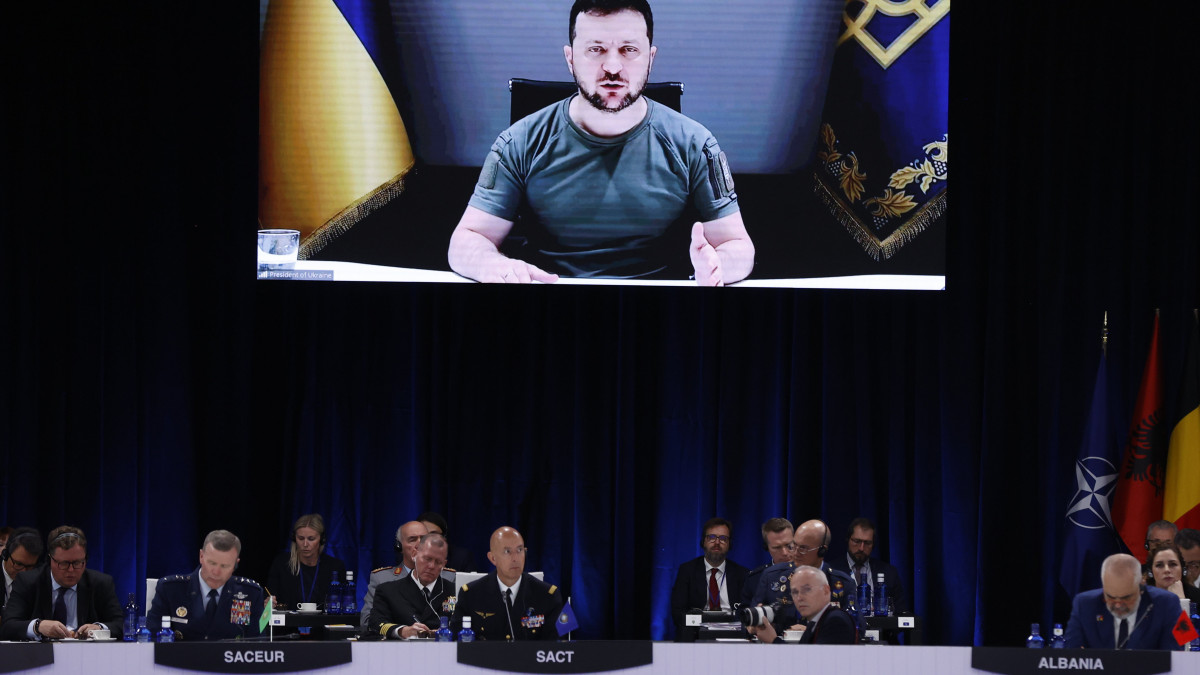 Volodimir Zelenszkij ukrán elnök videokapcsolaton keresztül szólal fel a NATO madridi csúcstalálkozójának első napi ülésén az Ifema kongresszusi és kiállítási központban 2022. június 29-én.