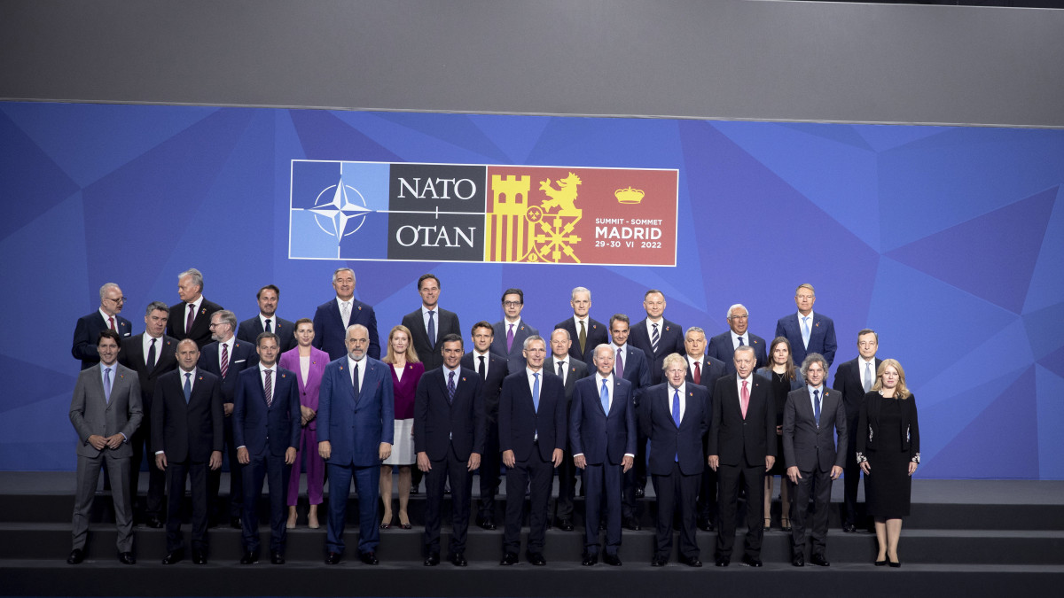 A Miniszterelnöki Sajtóiroda által közreadott képen Orbán Viktor miniszterelnök (középső sor, j3) a NATO állam- és kormányfői kétnapos csúcstalálkozójának csoportképén Madridban az első napon, 2022. június 29-én. Elöl középen Jens Stoltenberg NATO-főtitkár (b6), mellette balról Pedro Sánchez spanyol kormányfő, jobbról Joe Biden amerikai elnök.
