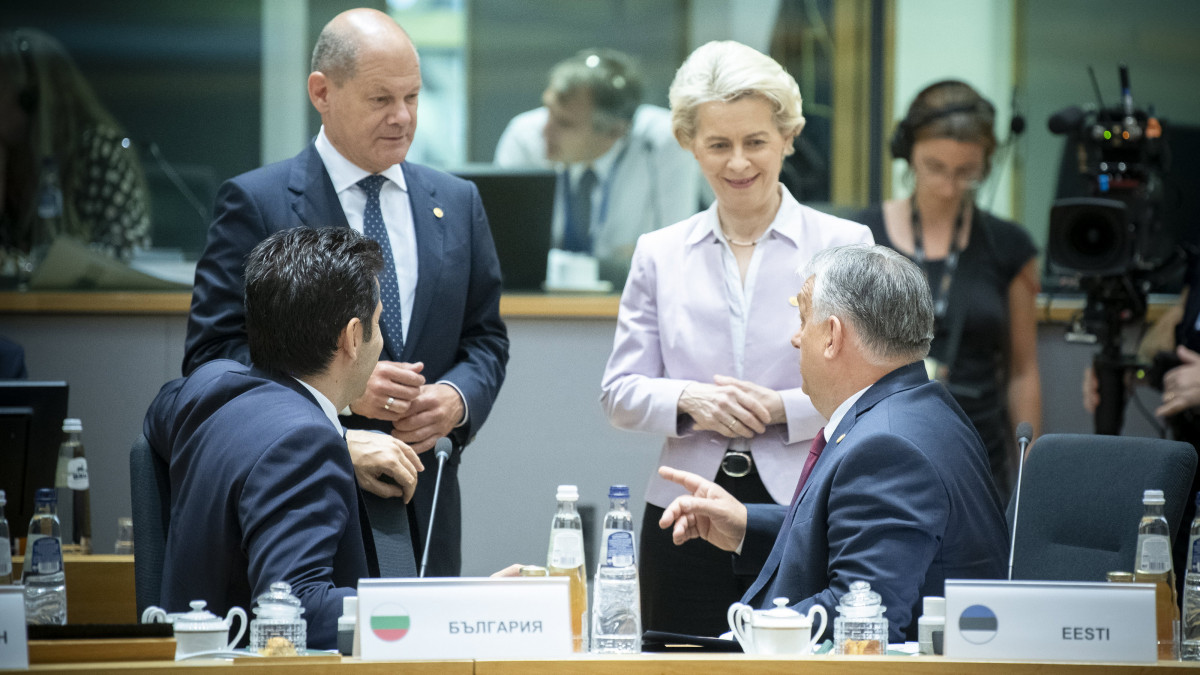 A Miniszterelnöki Sajtóiroda által közreadott képen Orbán Viktor miniszterelnök (j), Ursula von der Leyen, az Európai Bizottság elnöke (j2), Olaf Scholz német kancellár (b2) és Kiril Petkov bolgár kormányfő az Európai Unió és a Nyugat-Balkán csúcsértekezletén, amelyet az EU kétnapos csúcstalálkozójának keretében tartanak Brüsszelben az esemény első napján, 2022. június 23-án.