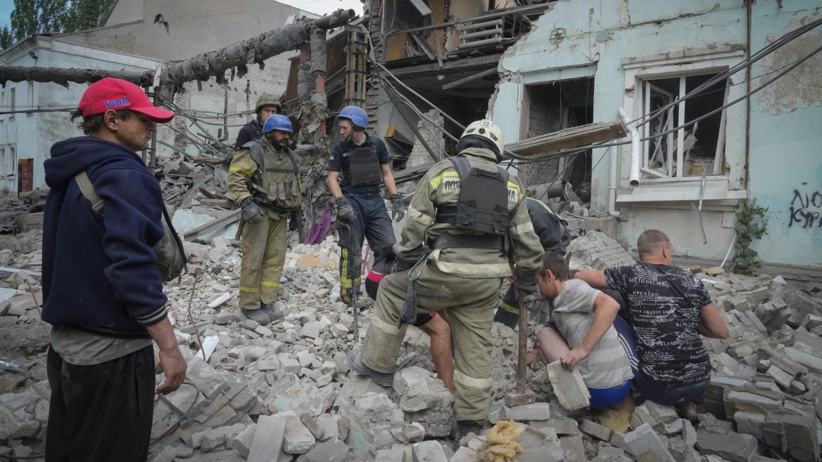 Holttestet ásnak ki egy ház romjai alól mentők és önkéntesek a kelet-ukrajnai Luhanszki területen fekvő Liszicsanszk ellen végrehajtott orosz légitámadás után, 2022. június 16-án.