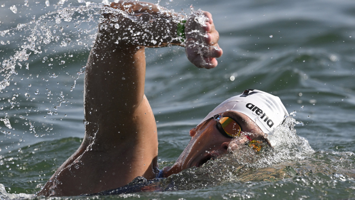 Gálicz Péter a férfi nyíltvízi úszók 25 kilométeres versenyén a vizes világbajnokságon a budakalászi Lupa-tavon 2022. június 30-án.