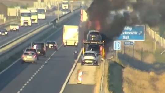 Autószállító lángolt az M86-on – videó