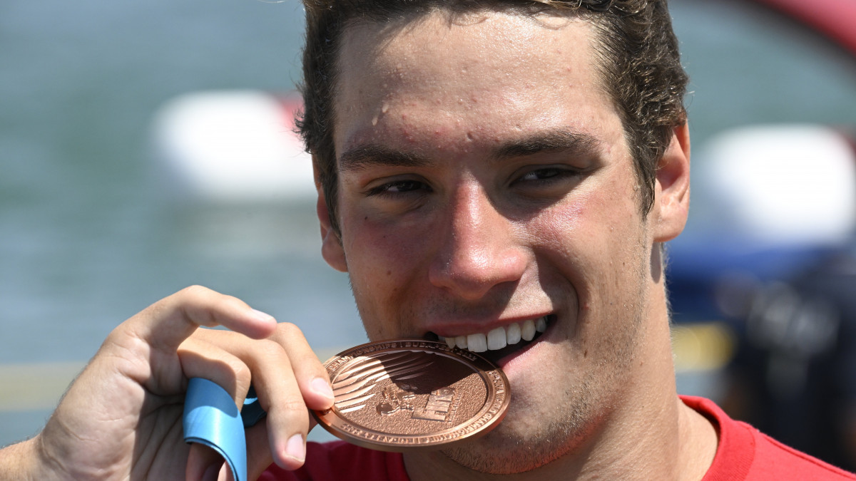 A bronzérmes Gálicz Péter a férfi nyíltvízi úszók 25 kilométeres versenyének eredményhirdetésén a vizes világbajnokságon a budakalászi Lupa-tónál 2022. június 30-án.