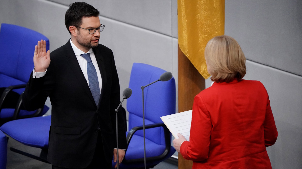 Marco Buschmann új német igazságügyi miniszter (b) leteszi hivatali esküjét Bärbel Bas, a német szövetségi parlament, a Bundestag elnöke előtt Berlinben 2021. december 8-án. A Német Szociáldemokrata Párt (SPD), a Zöldek és a liberális Szabad Demokrata Párt (FDP) alkotta koalíciós kormányban az SPD-nek hét, a Zöldeknek öt, az FDP-nek négy minisztere van.