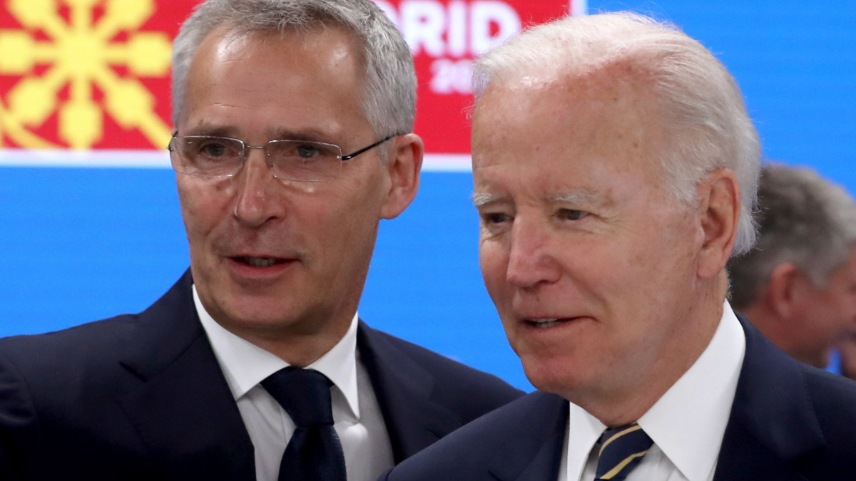 Jens Stoltenberg NATO-főtitkár (b) és Joe Biden amerikai elnök a NATO madridi csúcstalálkozójának második napi ülésén az Ifema kongresszusi és kiállítási központban 2022. június 30-án.