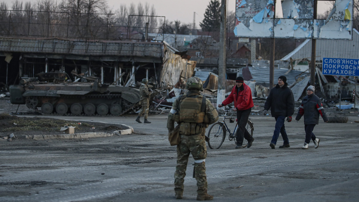 Orosz katonák a Donyeck megye déli részén fekvő Volnovahában 2022. március 26-án. Az orosz csapatok által blokád alá vont kisváros lakóépületeinek 85 százaléka megsemmisült a harcokban. Vlagyimir Putyin orosz elnök február 24-én rendelte el katonai művelet végrehajtását Ukrajnában.