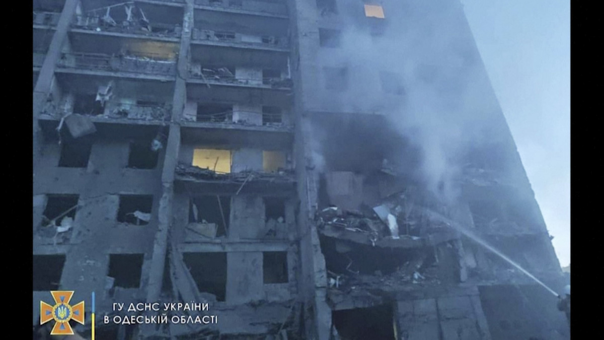 Lakóépület lángjait fékezik meg tűzoltók egy orosz rakéta becsapódása után a fekete-tengeri kikötővárosban, Odesszában 2022. július 1-jén.