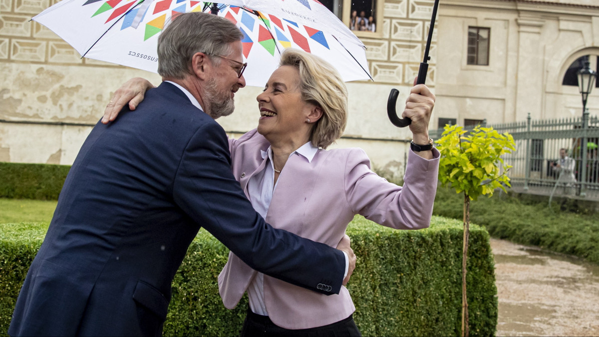 Petr Fiala cseh miniszterelnök (b) Ursula von der Leyent, az Európai Bizottság elnökét üdvözli a csehországi Litomyslban 2021. július 1-jén. Csehország ezen a napon veszi át hat hónapra az Európai Unió Tanácsának soros elnöki tisztségét Franciaországtól.