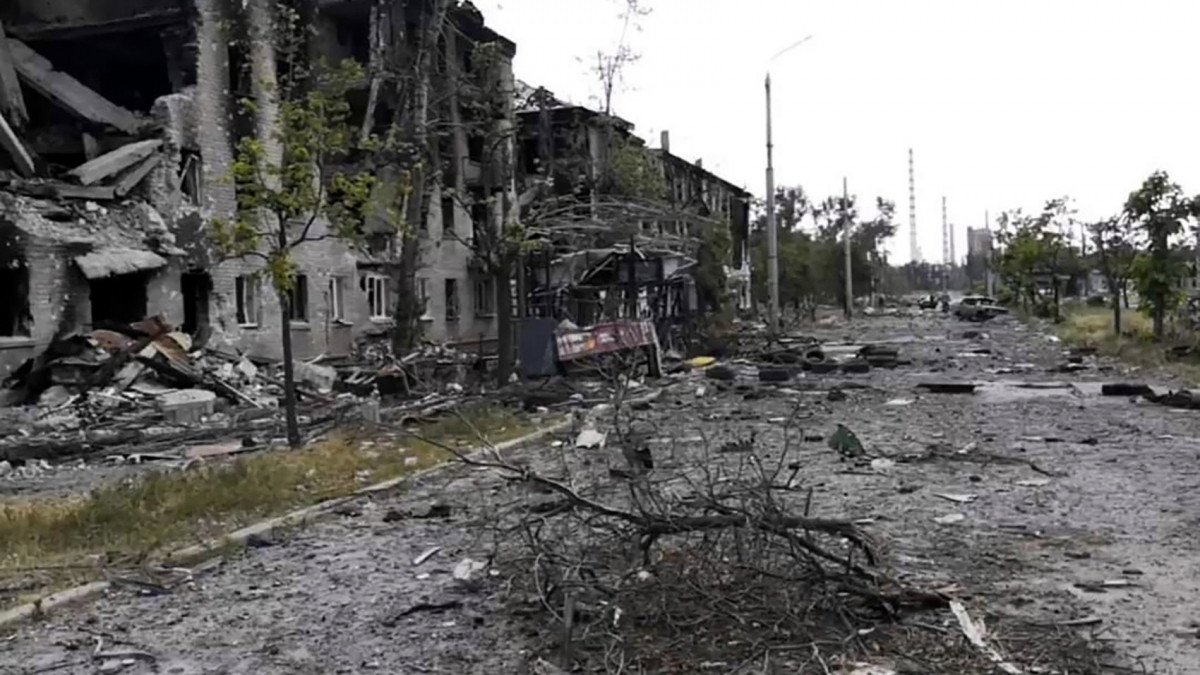 A luhanszki régió katonai adminisztrációja által közreadott kép a pusztítás nyomairól a Donyec-medencei Liszicsanszkban 2022. július 3-án. Ukrán hivatalos források szerint az orosz hadsereg megvetette a lábát Liszicsanszk városában.