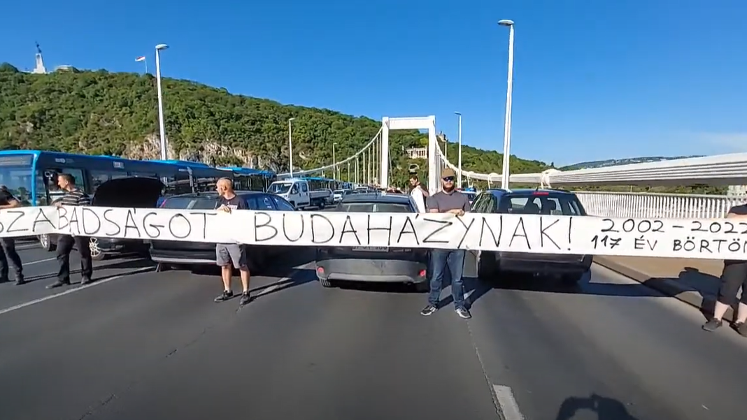 Autókkal keresztbe állva akadályozta a forgalmat az Erzsébet hídon egy csoport – videó