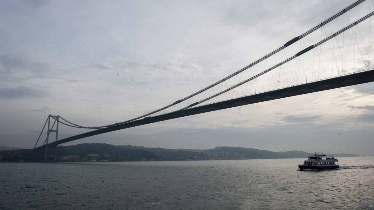 Az Európát Ázsiával összekötő Boszporusz híd Isztambulban 2014. december 11-én. A 1510 méter hosszú híd a város Ortaköy európai kerületét köti össze az ázsiai oldalon fekvő Beylerbeyi kerülettel.