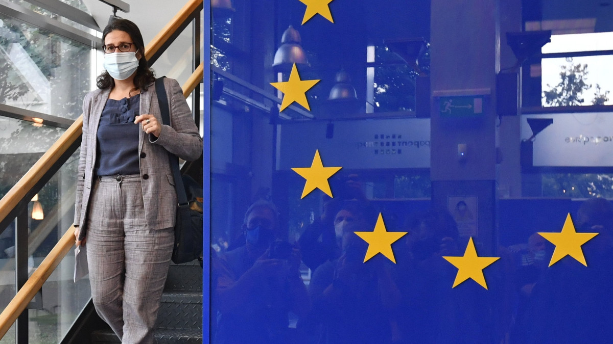 Gwendoline Delbos-Corfield francia európai parlamenti (EP) képviselő, a Zöldek/Európai Szabad Szövetség képviselőcsoport alelnöke, az EP Állampolgári Jogi, Bel- és Igazságügyi Bizottsága (LIBE) tényfeltáró delegációjának vezetője sajtótájékoztatójára érkezik az EP budapesti irodájában 2021. október 1-jén.