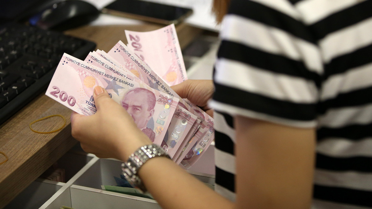 Török lírát számol egy isztambuli pénzváltó alkalmazottja 2018. augusztus 13-án. Berat Albayrak török pénzügyminiszter ezen a napon gyors és hatékony intézkedéscsomagot jelentett be a lira árfolyamesésének megállítására.