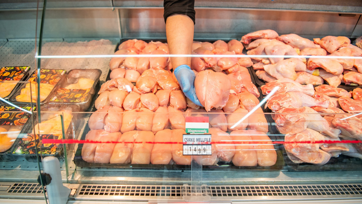 Hatósági áras csirkemell a fővárosi Corvin Plazában található Príma üzletben 2022. február 1-jén. A kormány február 1-jétől több alapvető élelmiszer árát befagyasztja a tavaly október 15-ei szinten. Az élelmiszerárstop célja, hogy megvédje a magyar lakosságot a koronavírus-járvány és az elszabadult európai energiaárak miatt Magyarországra is begyűrűző élelmiszerár-növekedéstől - közölte a Kormányzati Tájékoztatási Központ (KTK). Az élelmiszerárstop 7 terméket érint, ezek: a kristálycukor, a búzafinomliszt, a napraforgó-étolaj, a sertéscomb, a csirkemell, csirke far-hát és a 2,8 százalékos UHT tehéntej. Az árstop 2022. február 1-től május 1-ig tart.