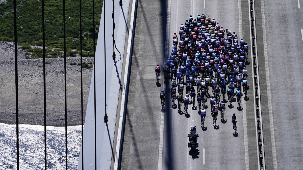 A Nagy-Baelt-tengerszoros hídján hajt át a mezőny a 109. Tour de France francia országúti kerékpáros körverseny 2., a dániai Roskilde és Nyborg közötti 202 km 202,5 kilométeres szakaszán 2022. július 2-án.