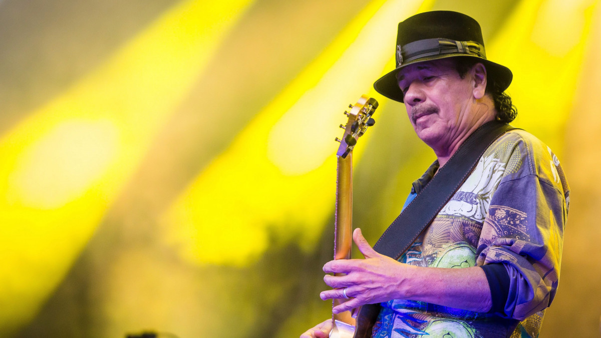Carlos Santana mexikói rockzenész, gitáros szabadtéri koncertet ad Stuttgartban 2016. július 16-án.