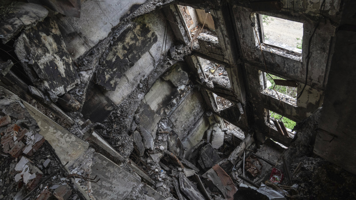 Orosz támadásban megsemmisült lakóépület belseje a kelet-ukrajnai Harkivban 2022. július 5-én.