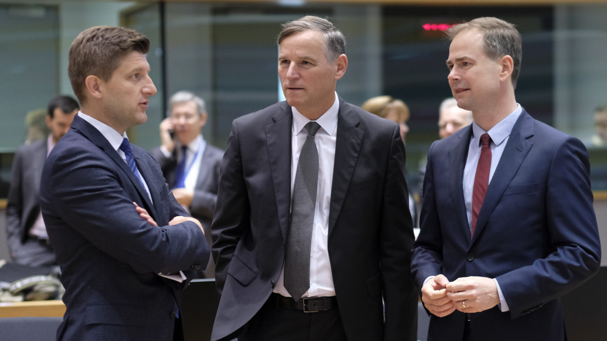 Zdravko Maric horvát, Andrej Bertoncelj szlovén és Nicolai Wammen dán pénzügyminiszter (b-j) az Európai Unió gazdasági és pénzügyminiszteri tanácsának, az Ecofinnek a brüsszeli ülésén 2019. július 9-én.